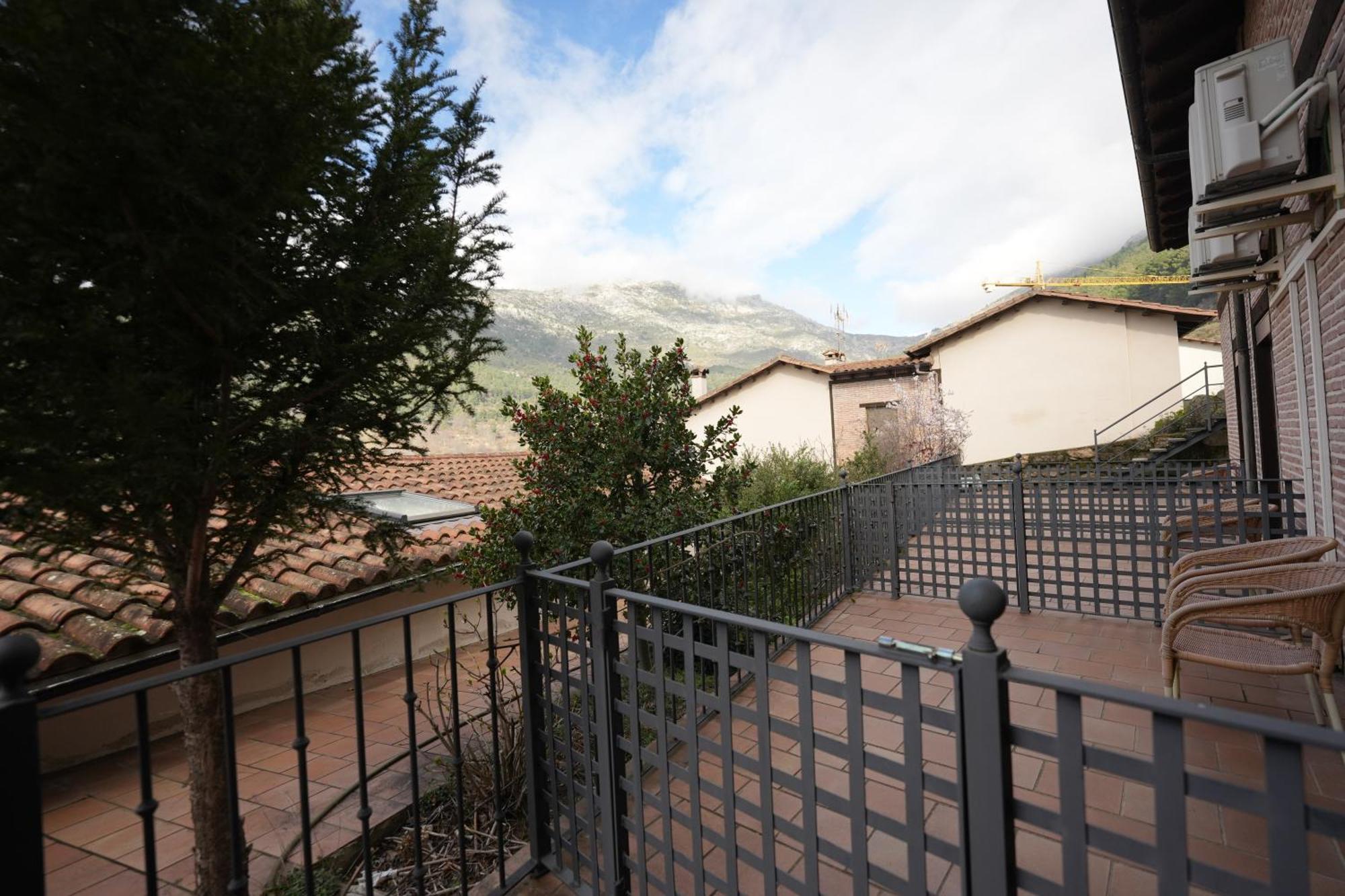 Hotel Rural Y Restaurante, Rinconcito De Gredos Cuevas Del Valle エクステリア 写真