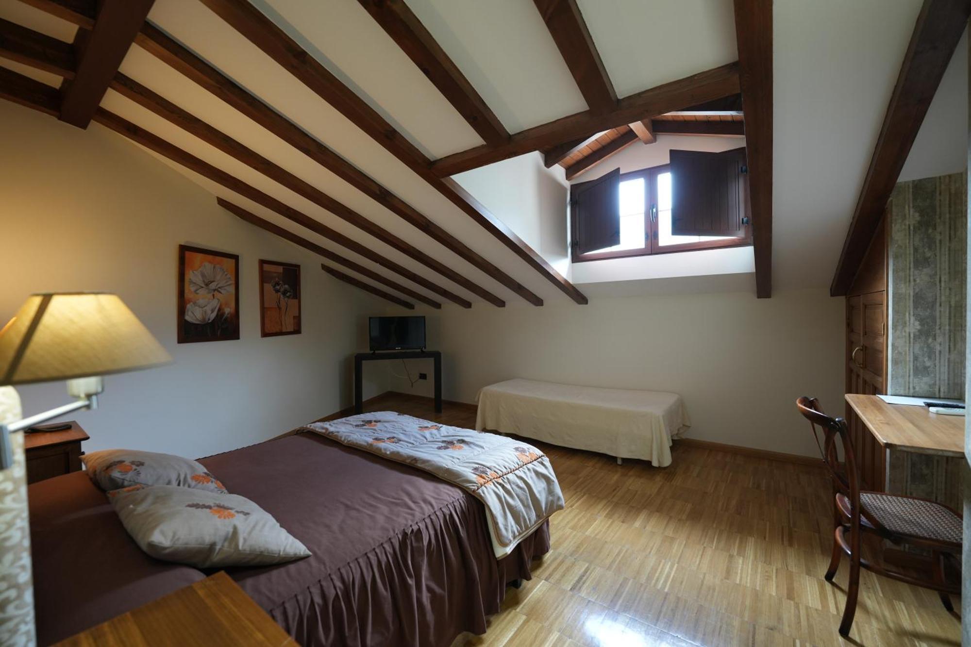 Hotel Rural Y Restaurante, Rinconcito De Gredos Cuevas Del Valle エクステリア 写真