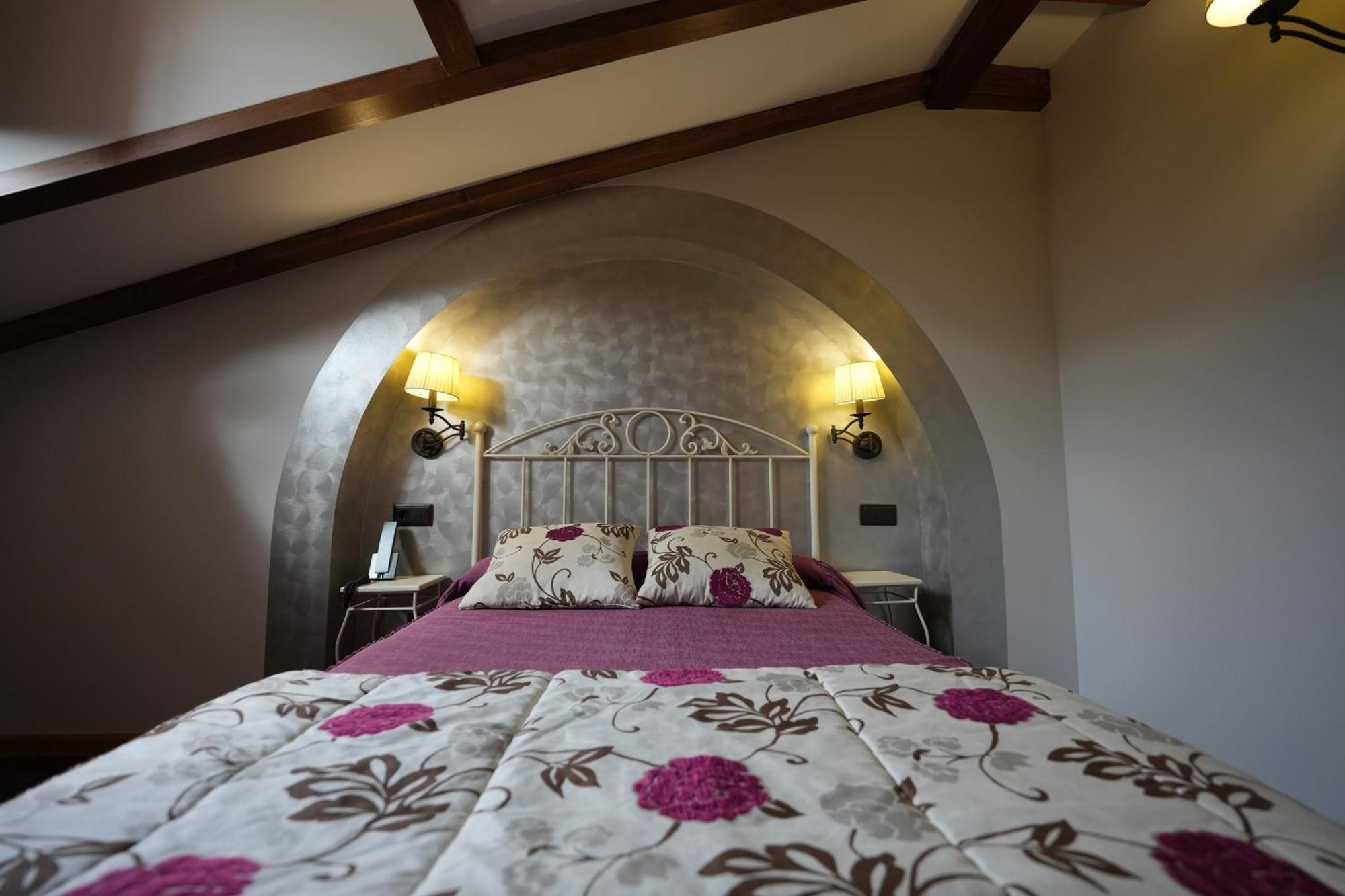 Hotel Rural Y Restaurante, Rinconcito De Gredos Cuevas Del Valle エクステリア 写真