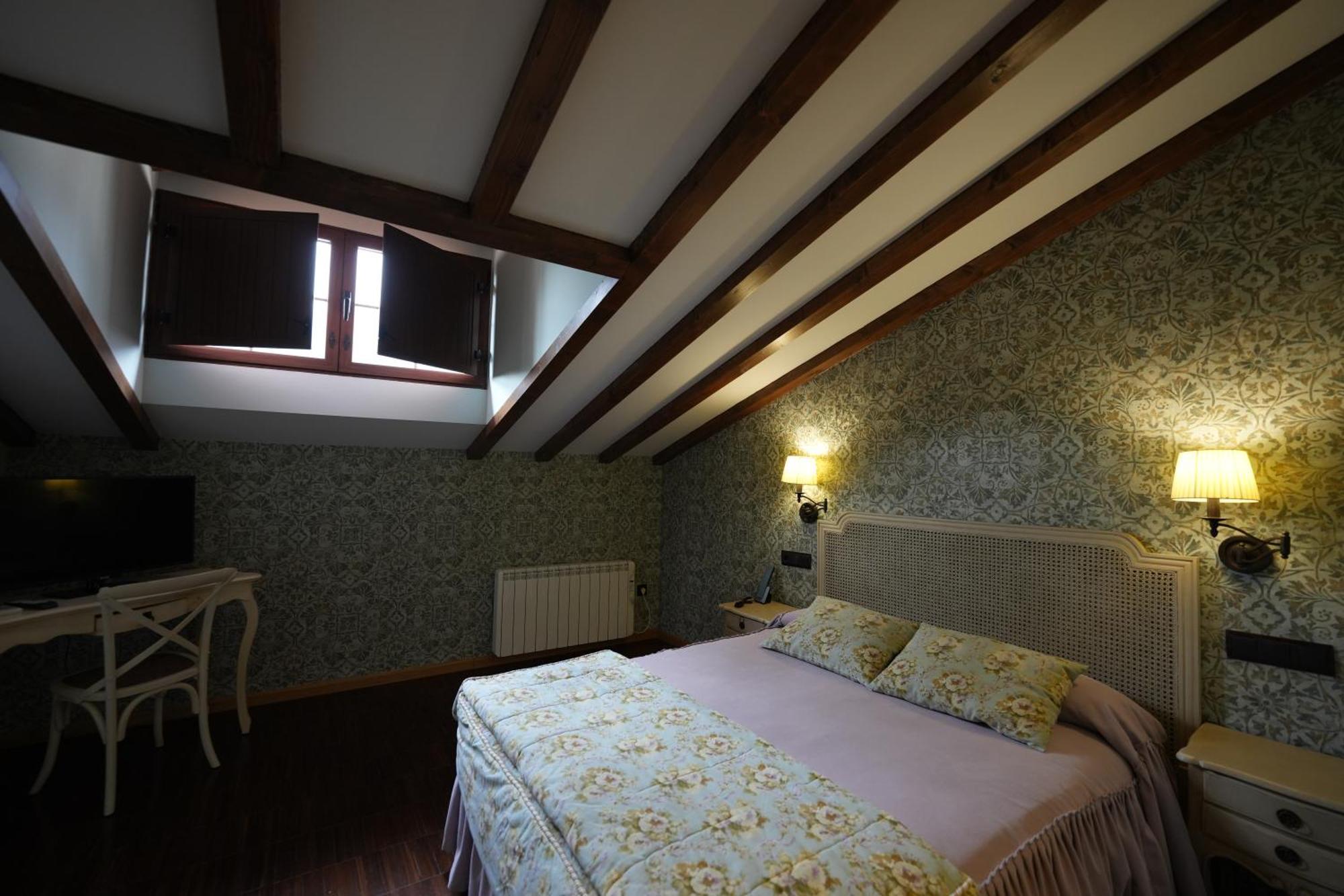 Hotel Rural Y Restaurante, Rinconcito De Gredos Cuevas Del Valle エクステリア 写真