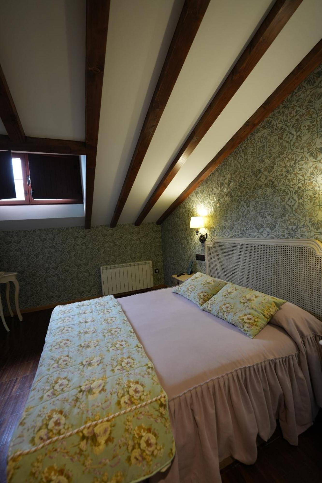 Hotel Rural Y Restaurante, Rinconcito De Gredos Cuevas Del Valle エクステリア 写真