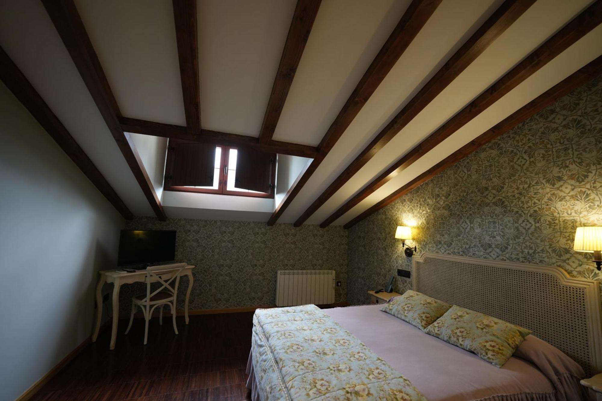 Hotel Rural Y Restaurante, Rinconcito De Gredos Cuevas Del Valle エクステリア 写真