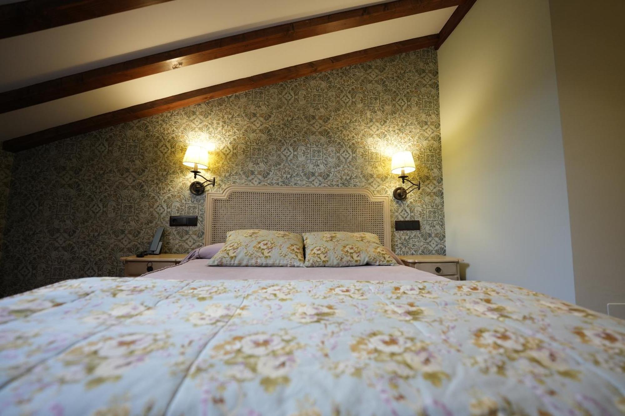 Hotel Rural Y Restaurante, Rinconcito De Gredos Cuevas Del Valle エクステリア 写真