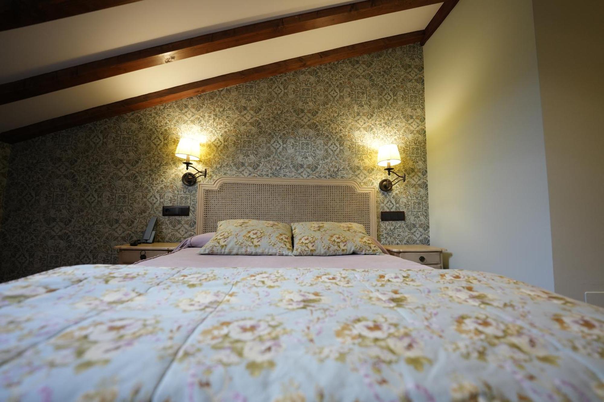 Hotel Rural Y Restaurante, Rinconcito De Gredos Cuevas Del Valle エクステリア 写真