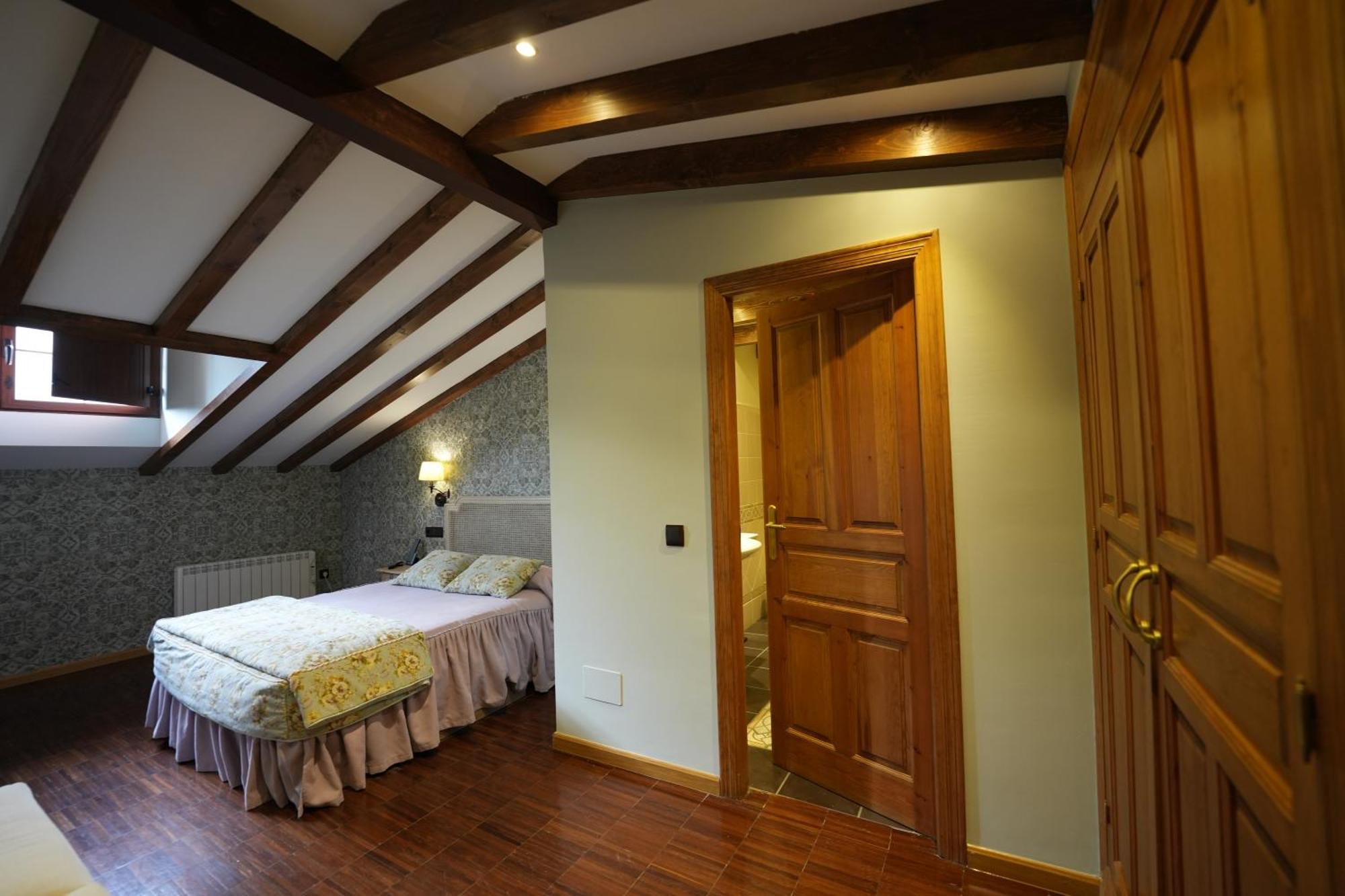 Hotel Rural Y Restaurante, Rinconcito De Gredos Cuevas Del Valle エクステリア 写真