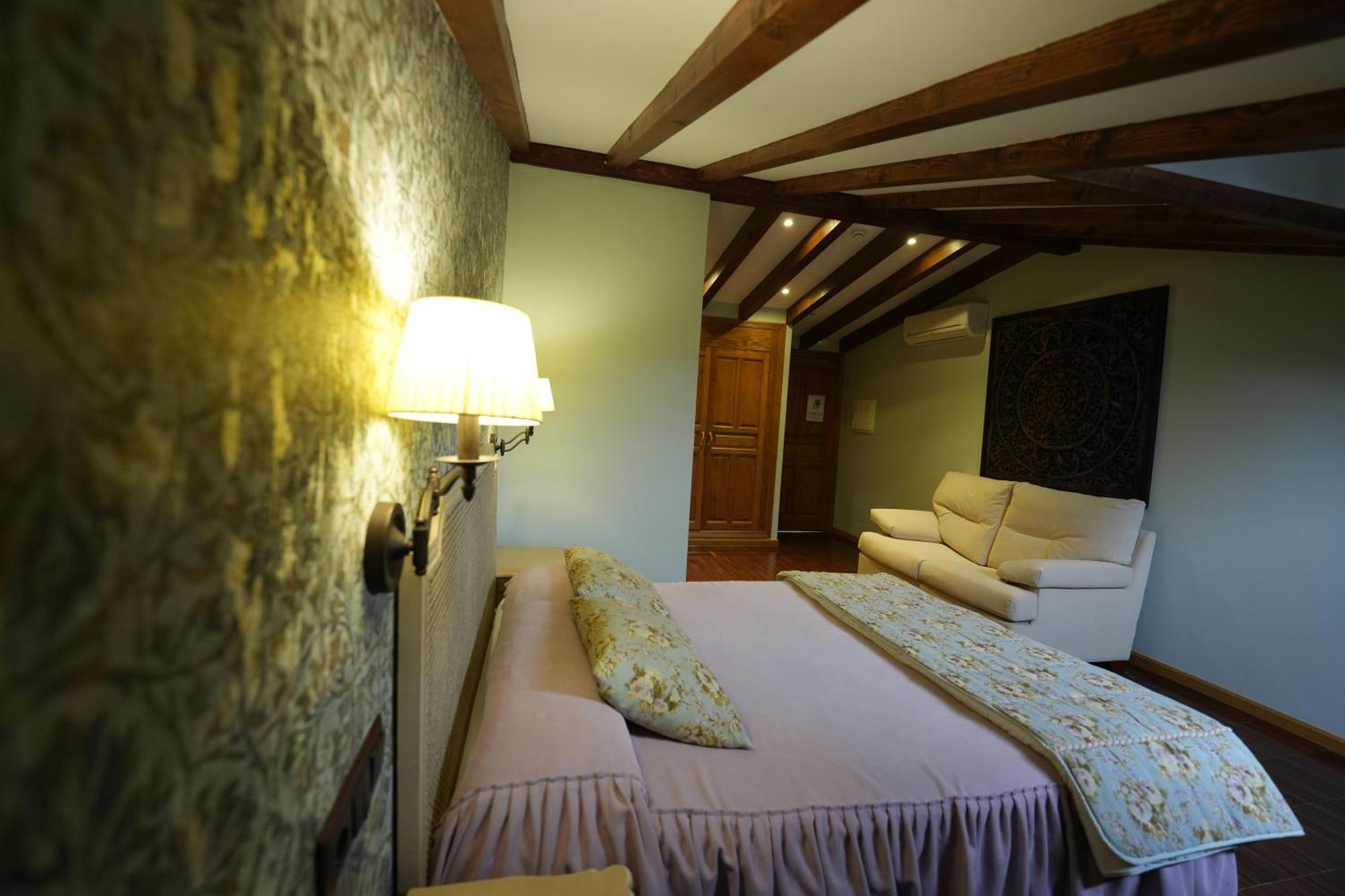 Hotel Rural Y Restaurante, Rinconcito De Gredos Cuevas Del Valle エクステリア 写真
