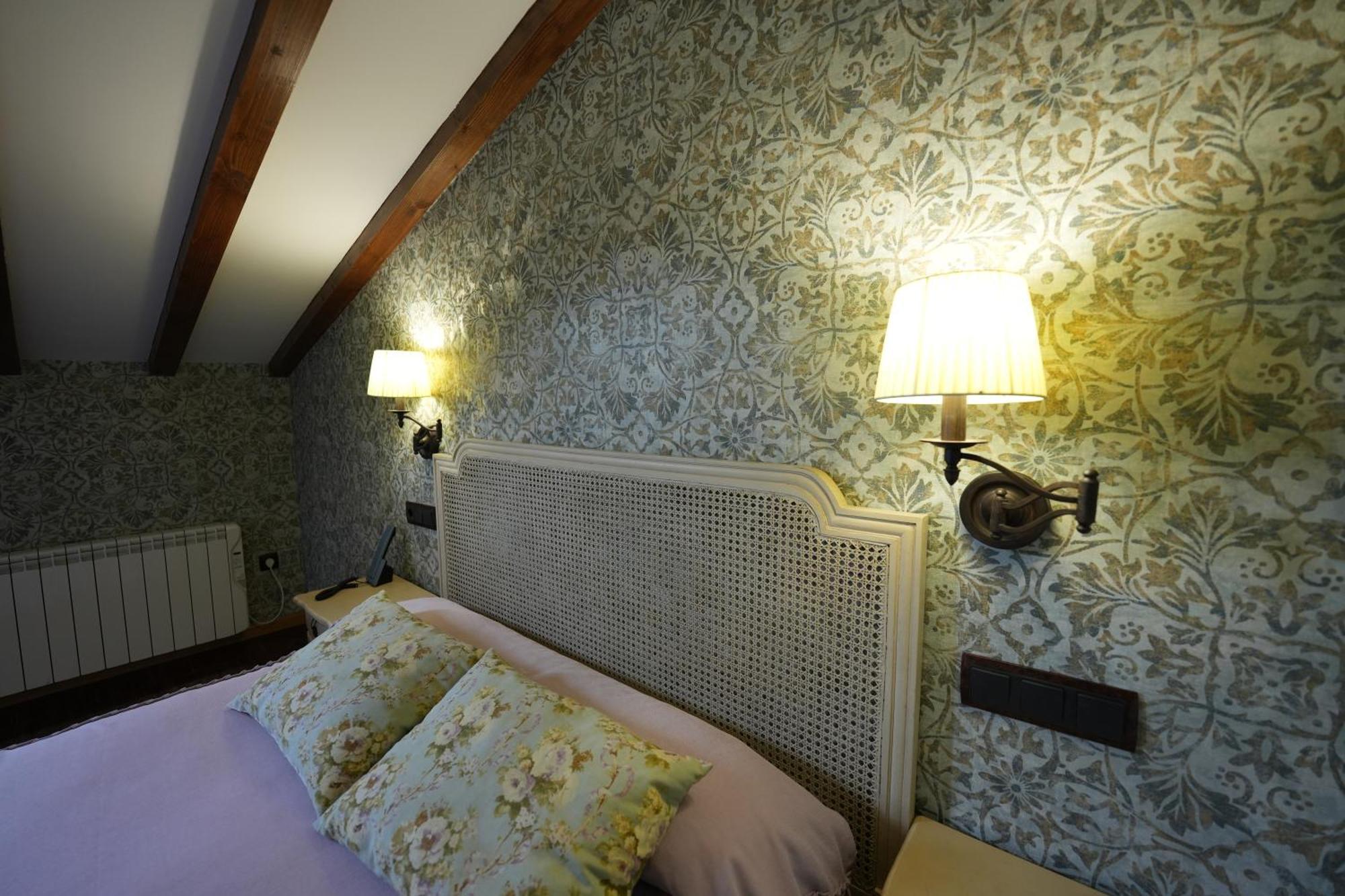 Hotel Rural Y Restaurante, Rinconcito De Gredos Cuevas Del Valle エクステリア 写真